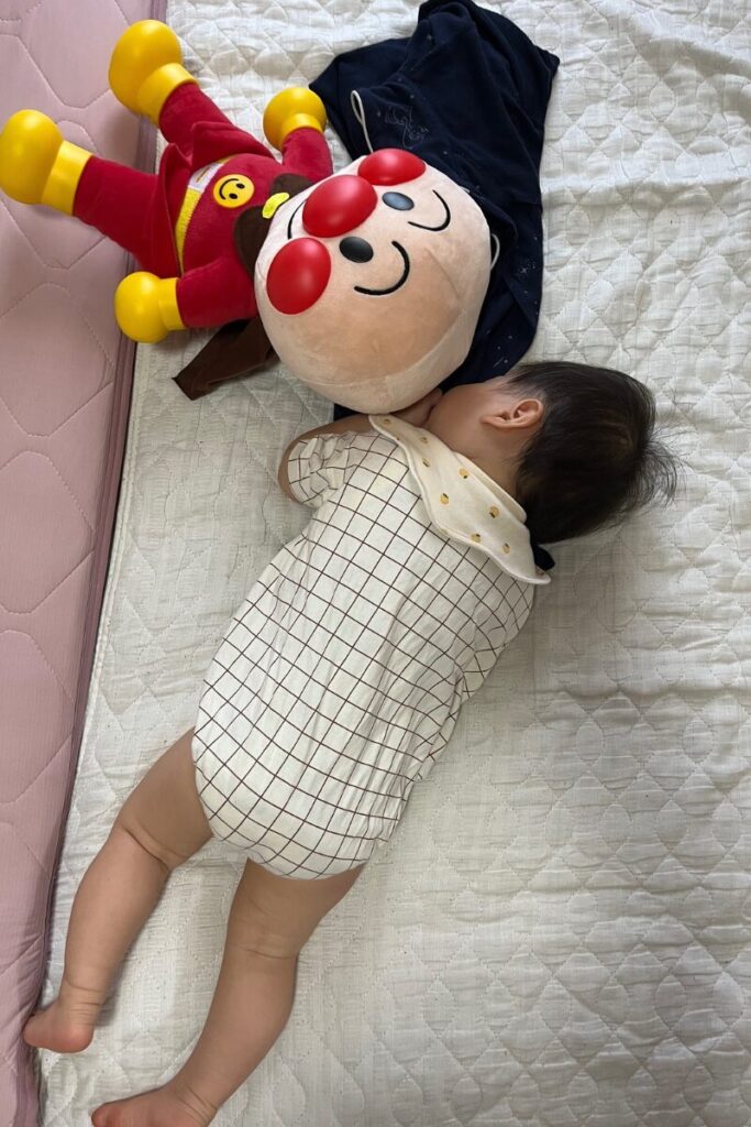 ママのパジャマをいじりながら指しゃぶりで寝る
